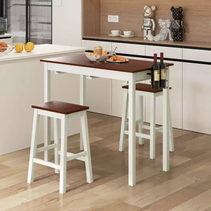 Set tavolo da bar ad altezza bancone Costway 3 pezzi con 2 sgabelli, 2 portabottiglie Bianco e Noce