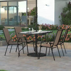 Set da pranzo da esterno 5 pezzi Emma e Oliver con tavolo da patio con ripiano in vetro temperato e 4 sedie impilabili in Textilene Flex Comfort