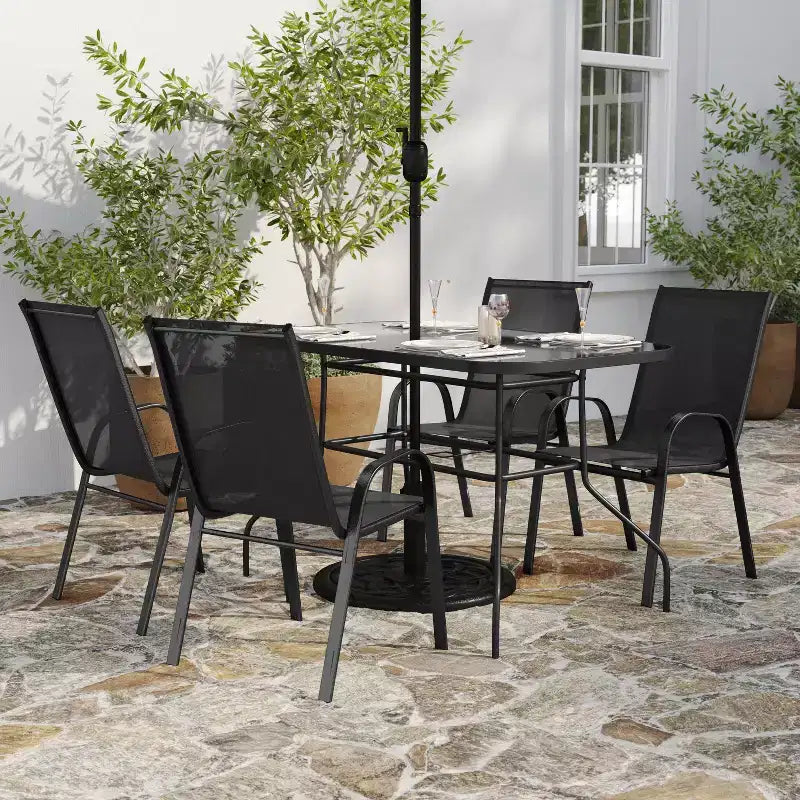Merrick Lane Ensemble de salle à manger d'extérieur 5 pièces pour 4 avec table de patio en verre et 4 chaises empilables en matériau Flex Comfort