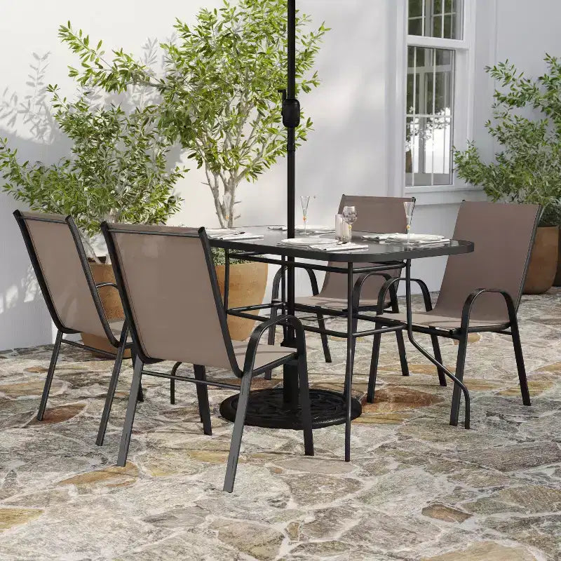 Merrick Lane Ensemble de salle à manger d'extérieur 5 pièces pour 4 avec table de patio en verre et 4 chaises empilables en matériau Flex Comfort