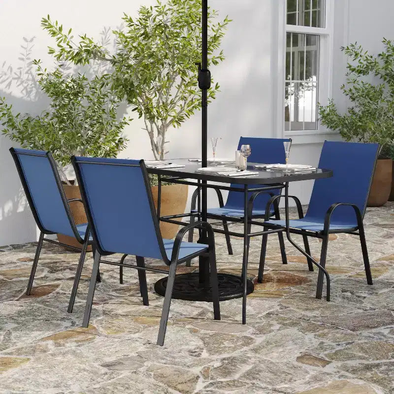 Merrick Lane Ensemble de salle à manger d'extérieur 5 pièces pour 4 avec table de patio en verre et 4 chaises empilables en matériau Flex Comfort