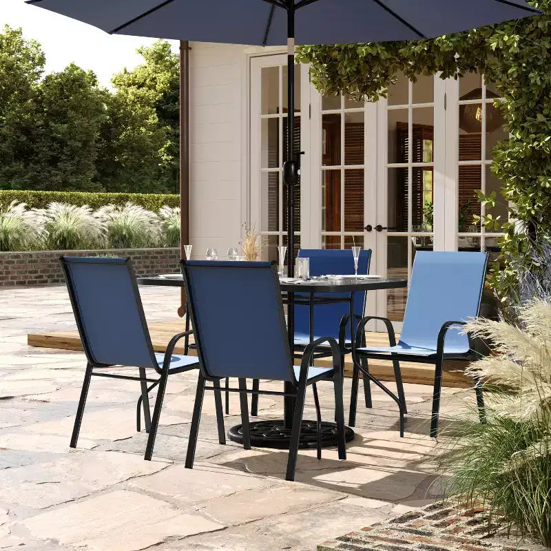 Set da pranzo da esterni Flash Furniture Brazos 5 pezzi di grado commerciale con tavolo da patio in vetro temperato e 4 sedie con sedute e schienali in materiale Flex Comfort