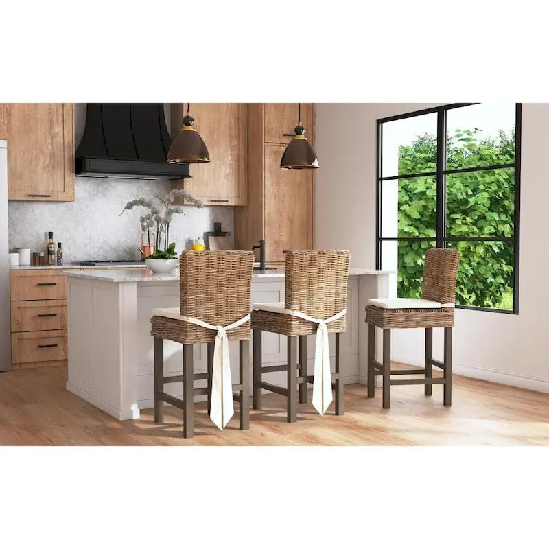 Sgabello imbottito in rattan Grey Wash di East at Main