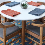 Set tavolo da pranzo Evangeline moderno in legno massello di noce con 4 sedie