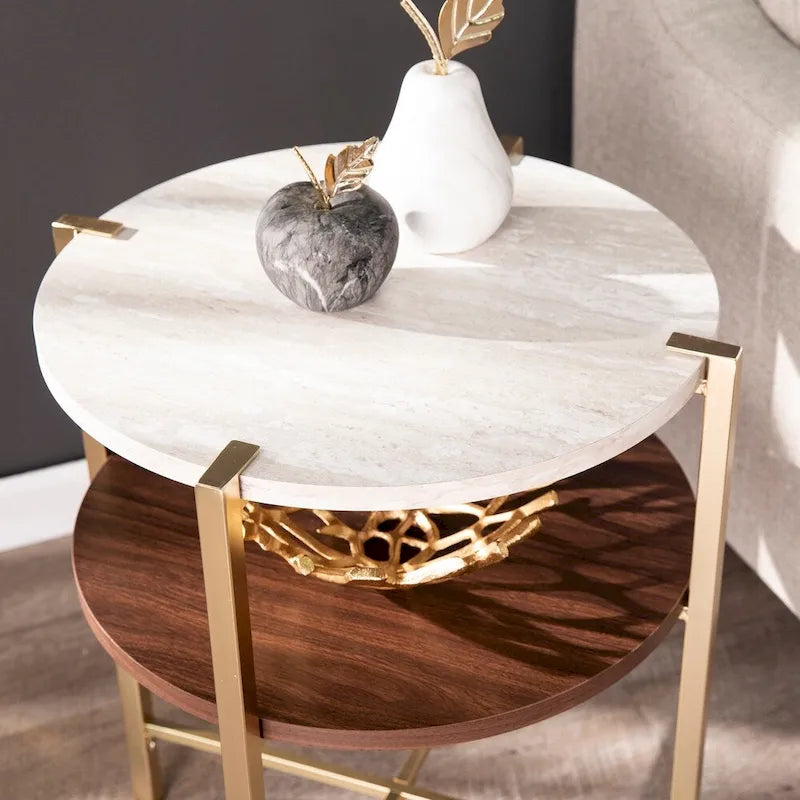 Tavolino rotondo moderno SEI Furniture Aldea con ripiano effetto marmo e ripiano in legno effetto legno
