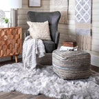Pouf ottoman en tricot décontracté en jean et jute Nuloom Granada
