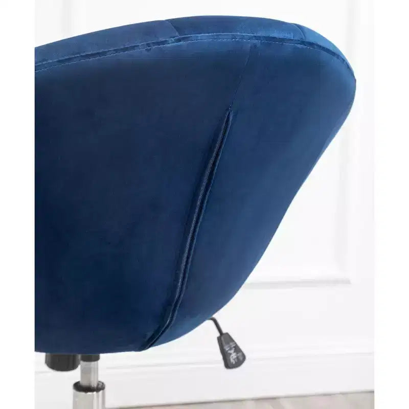 Poltrona girevole Noas in velluto imbottito con schienale trapuntato, blu