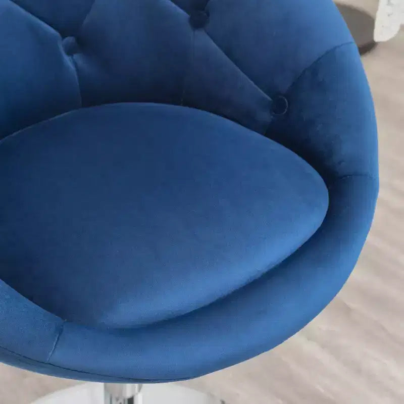 Poltrona girevole Noas in velluto imbottito con schienale trapuntato, blu