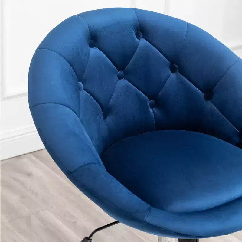 Poltrona girevole Noas in velluto imbottito con schienale trapuntato, blu
