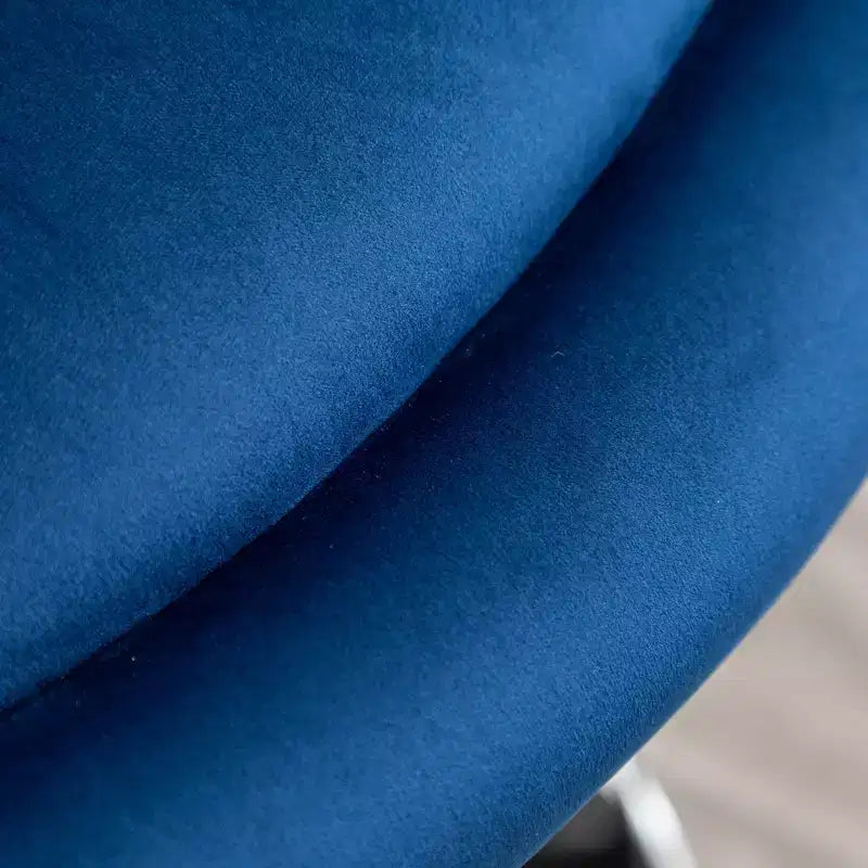 Poltrona girevole Noas in velluto imbottito con schienale trapuntato, blu