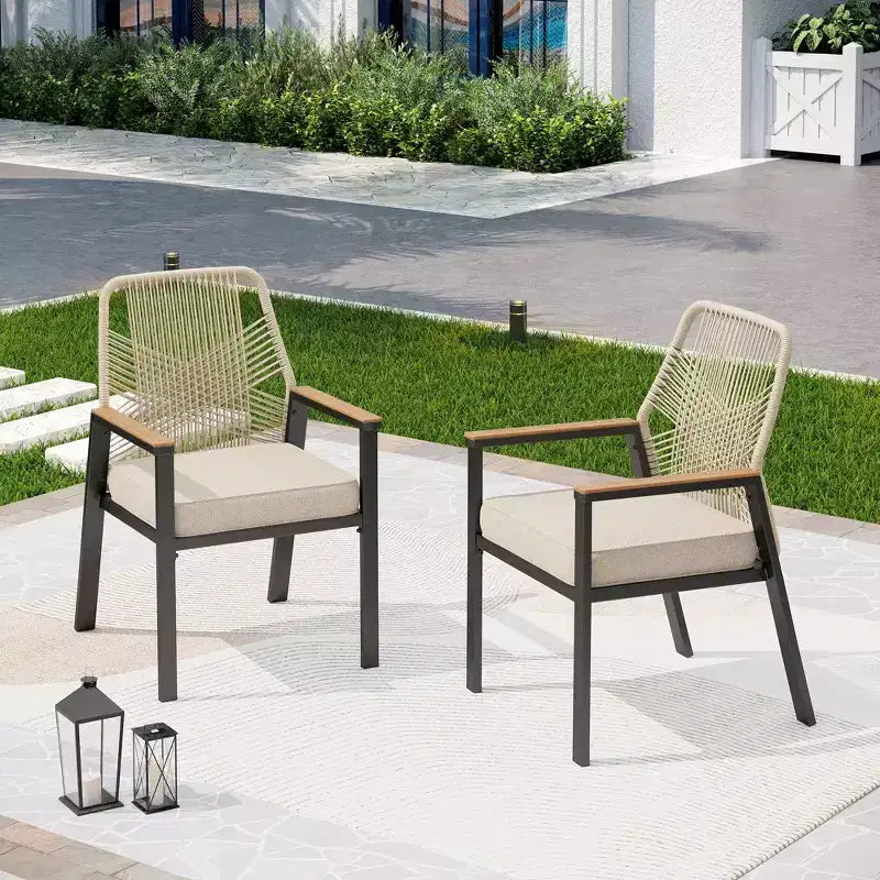 Captiva Designs Set da pranzo 5 pezzi con tavolo rotondo in metallo con piano a doghe e sedie girevoli in vimini con cuscini spessi