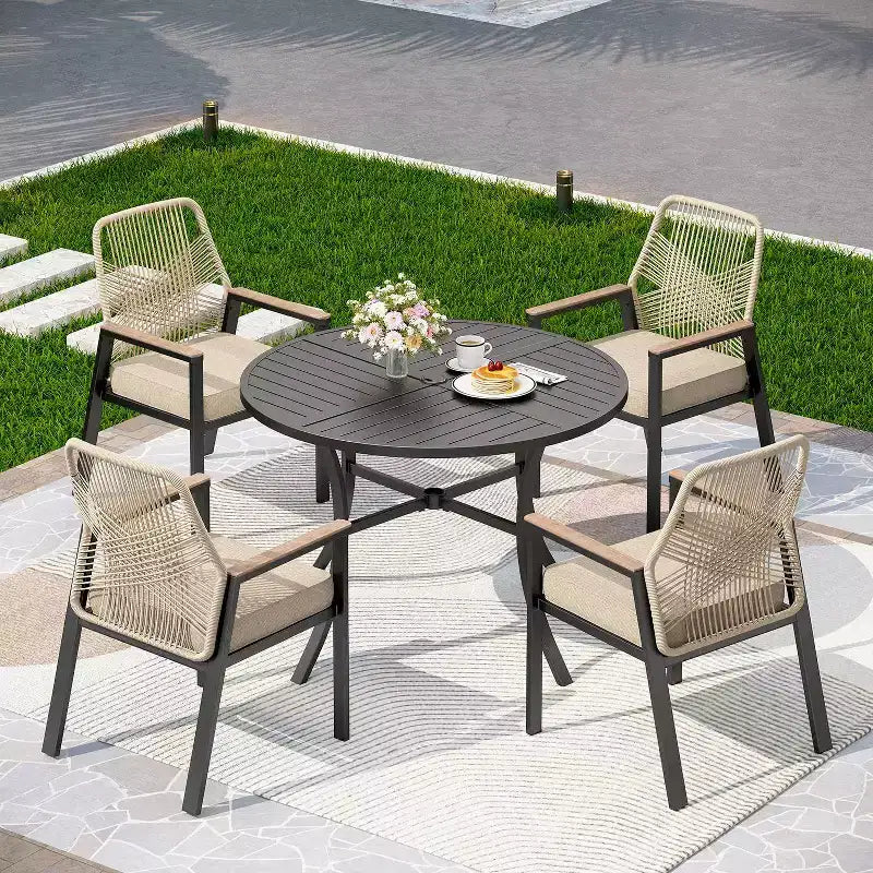 Captiva Designs – Table de salle à manger ronde à plateau en lattes métalliques et chaises en osier pivotantes à coussins épais, 5 pièces