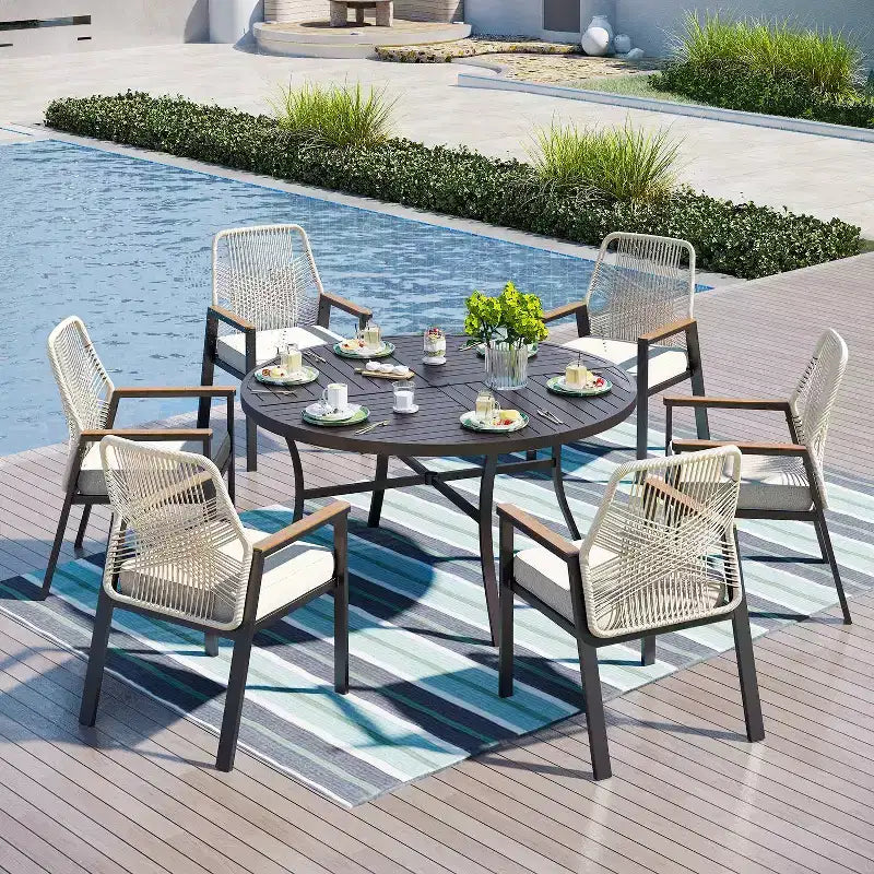 Captiva Designs – Table de salle à manger ronde en acier avec plateau à lattes et chaises en osier pivotantes avec coussins épais – 7 pièces