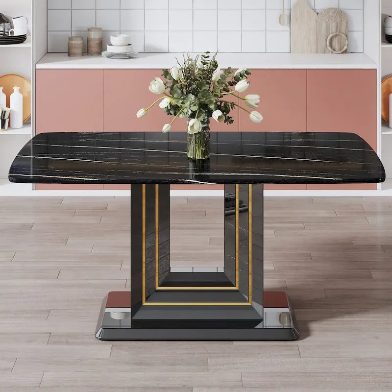 Tavolo da pranzo. Piano con motivo in finto marmo nero. Gambe in MDF nero, linee oro, base nera