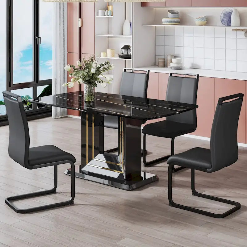 Tavolo da pranzo. Piano con motivo in finto marmo nero. Gambe in MDF nero, linee oro, base nera
