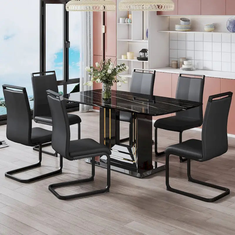 Tavolo da pranzo. Piano con motivo in finto marmo nero. Gambe in MDF nero, linee oro, base nera