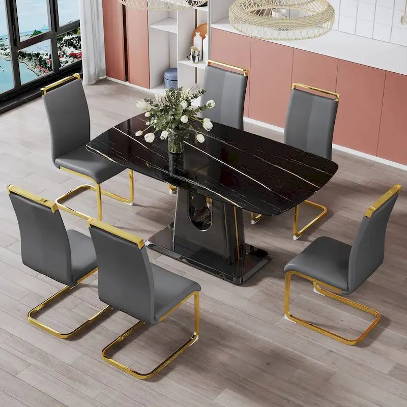 Tavolo da pranzo. Piano con motivo in finto marmo nero. Gambe in MDF nero, linee oro, base nera