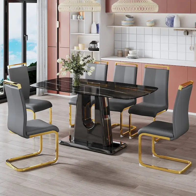 Tavolo da pranzo. Piano con motivo in finto marmo nero. Gambe in MDF nero, linee oro, base nera