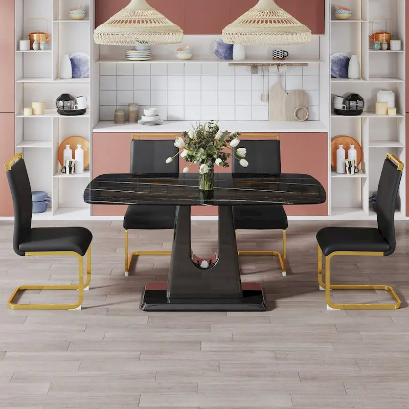 Tavolo da pranzo. Piano con motivo in finto marmo nero. Gambe in MDF nero, linee oro, base nera
