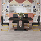 Tavolo da pranzo. Piano con motivo in finto marmo nero. Gambe in MDF nero, linee oro, base nera