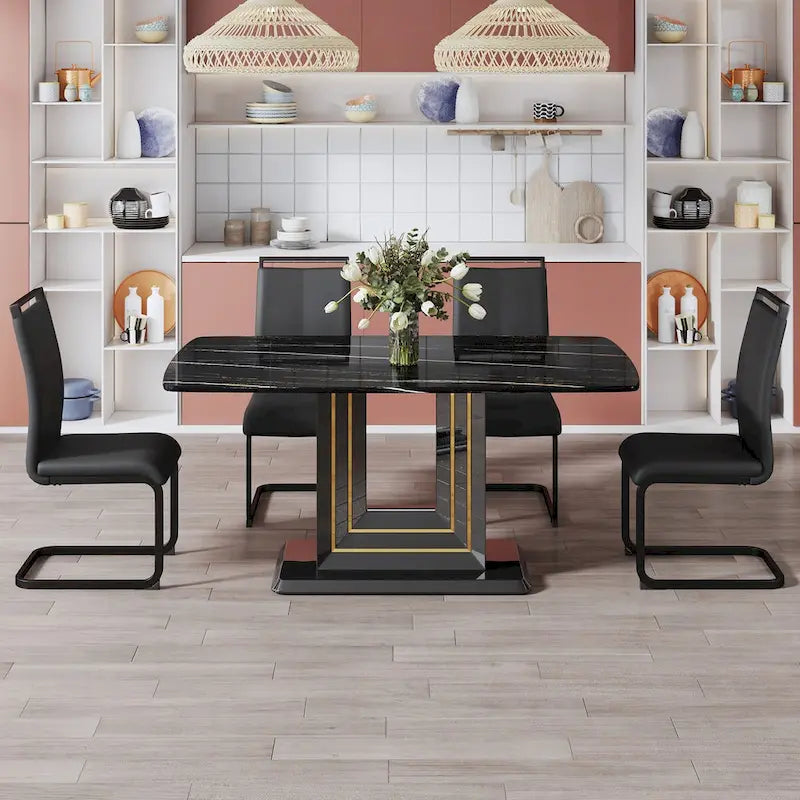 Tavolo da pranzo. Piano con motivo in finto marmo nero. Gambe in MDF nero, linee oro, base nera