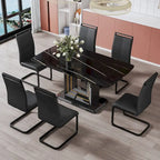 Tavolo da pranzo. Piano con motivo in finto marmo nero. Gambe in MDF nero, linee oro, base nera