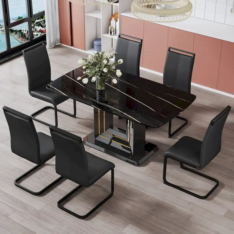 Tavolo da pranzo. Piano con motivo in finto marmo nero. Gambe in MDF nero, linee oro, base nera